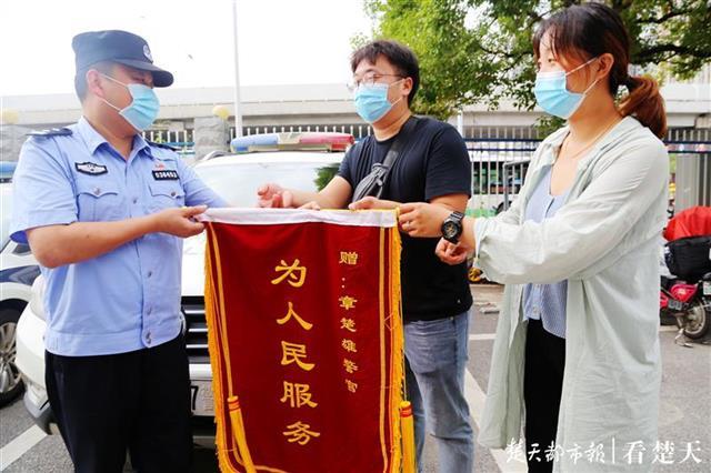 6月10日中午,守在长青街派出所门前的乔梦静,乔春雷姐弟俩终于见到了