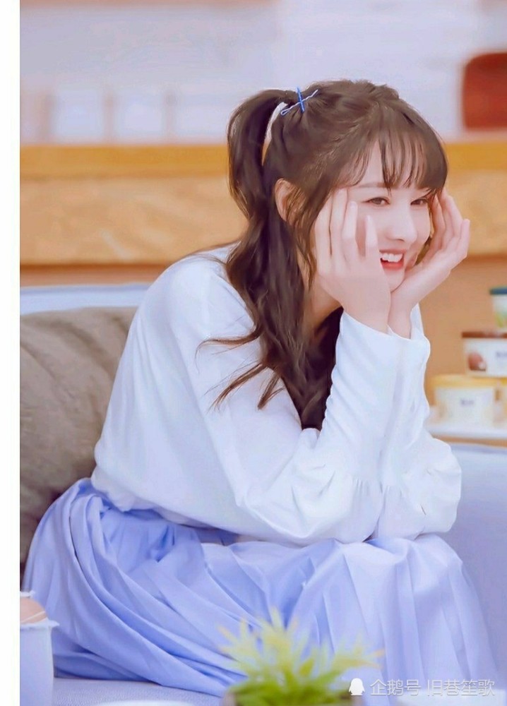 郑爽公共场合脚踩凳子玩手机是真性情还是没素质粉丝回答亮了