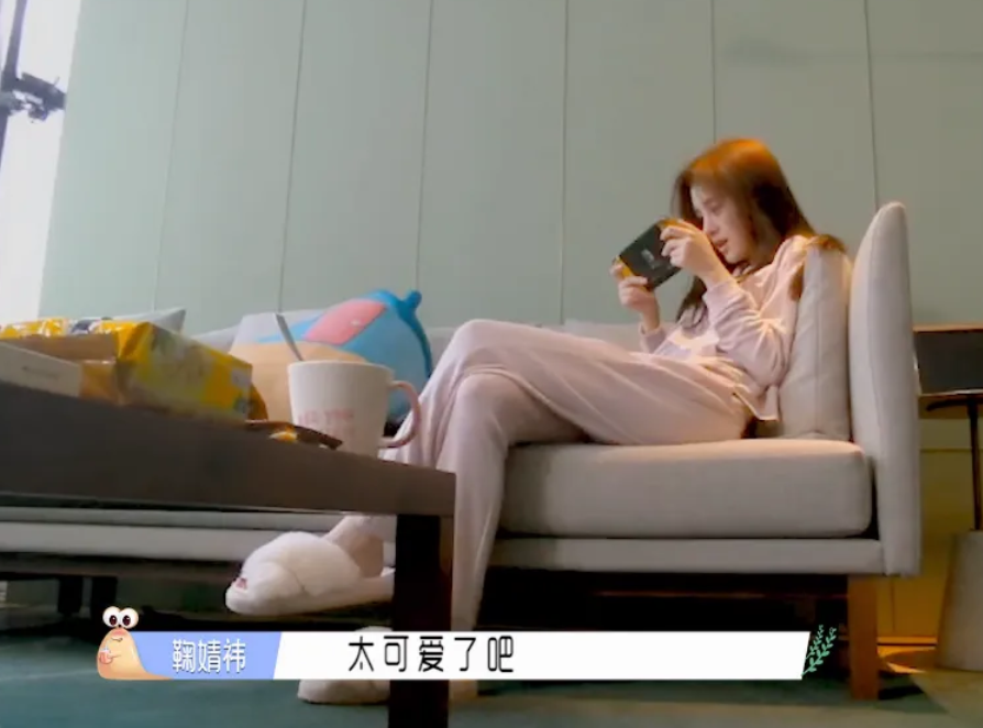 鞠婧祎打游戏太入迷忘记自己在录节目看到坐姿真当自己没男粉