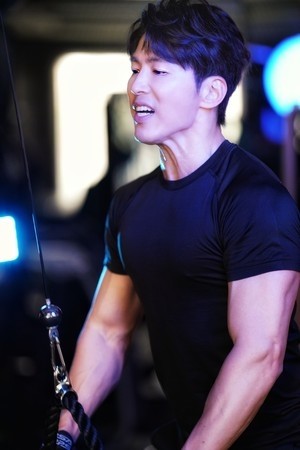 48岁黄少祺魔鬼筋肉人身材炸裂猛练4小时缺氧想吐