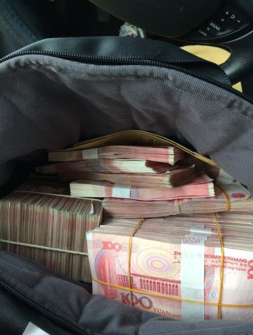 哑巴捡到一个孩子,两个月后孩子丢失,晚上到家后得三十万