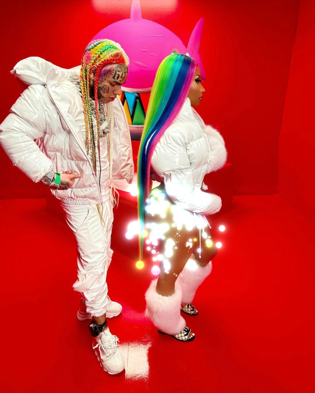 照片中她将头发也染成了和6ix9ine一样的七彩颜色,十分夺目