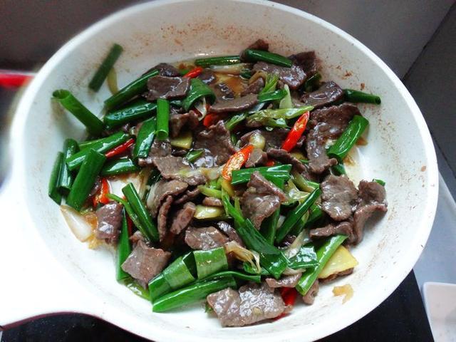 十分钟快手炒菜,炒牛肉加上它味道鲜美令人回味,简单好吃营养高