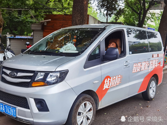 貨車司機在車裡看手機貨拉拉貨車司機在聊天在建寧路