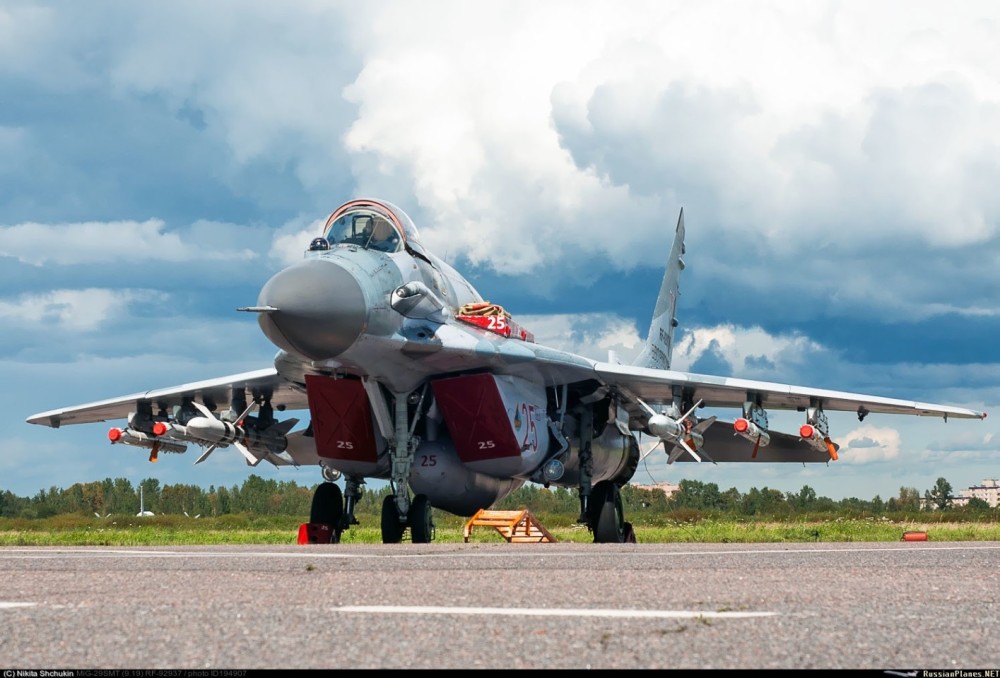 这么多年过去了,这f-16"战隼"还是我军不可轻视的战斗机