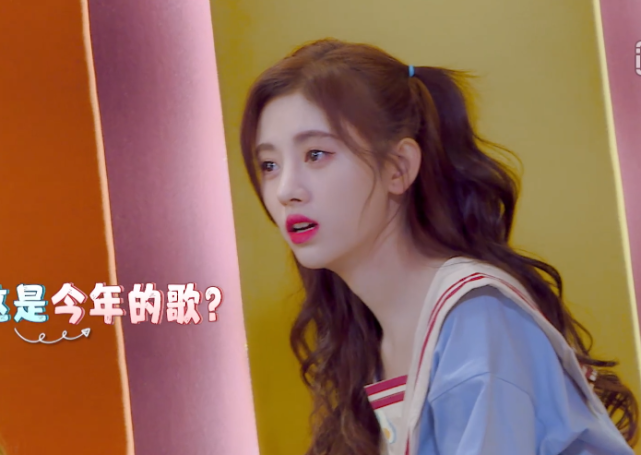 一般人穿睡衣配拖鞋,看清鞠婧祎搭的鞋傻眼了,这女神包袱100斤?