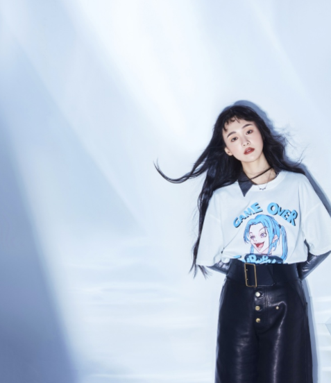 郑爽终于开始挑战皮裙了!当她穿12cm细高跟蹲下时,腰臀比例太养眼