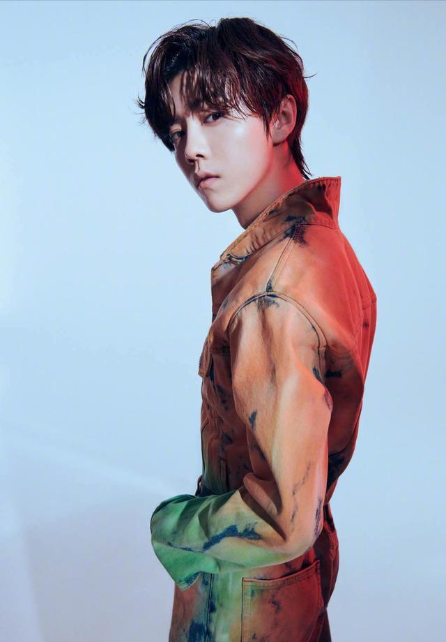 gucci终于不再是"tucci",鹿晗背头配真空西装,复古气质太有型