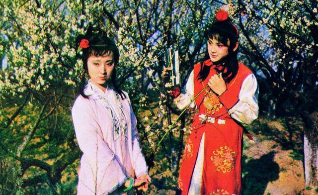 古时候男女授受不亲林黛玉为什么还要去大观园和贾宝玉同住