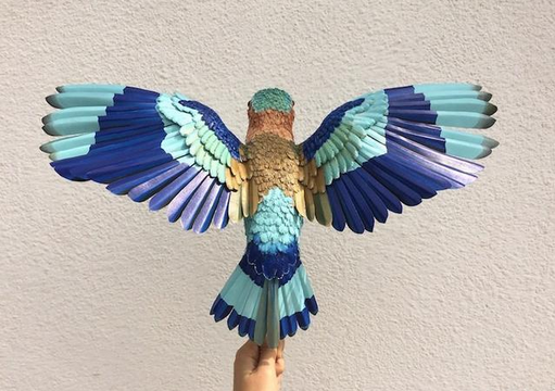 她将废纸裁剪和染色,制作出逼真的雕塑鸟,一只卖8000元