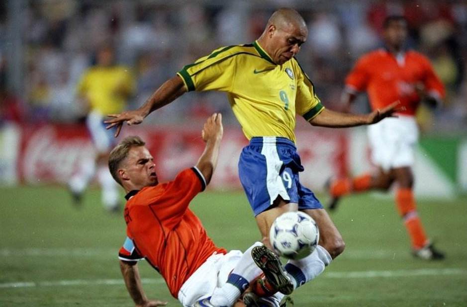 戴维斯,德波尔或科库等球星,多次对罗纳尔多做出飞铲的动作