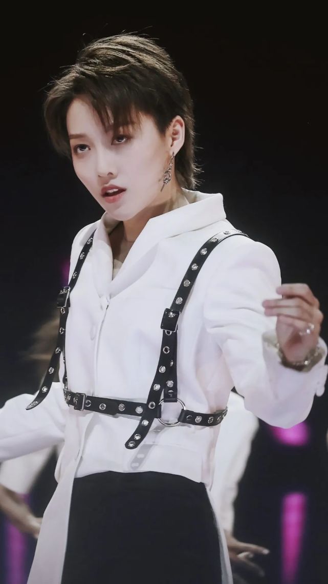 在《青春有你2》中,刘雨昕除了短发时的飒爽帅气,就连长发造型也不在