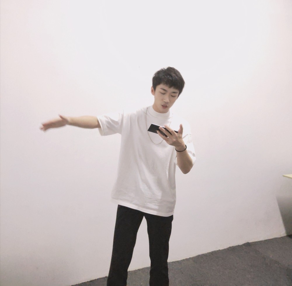 可杰风波后不求人一直低头看手机屏幕被打上马赛克粉丝却笑了