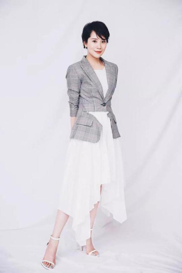 40岁女性夏日穿搭 优雅高级才是重点 腾讯新闻