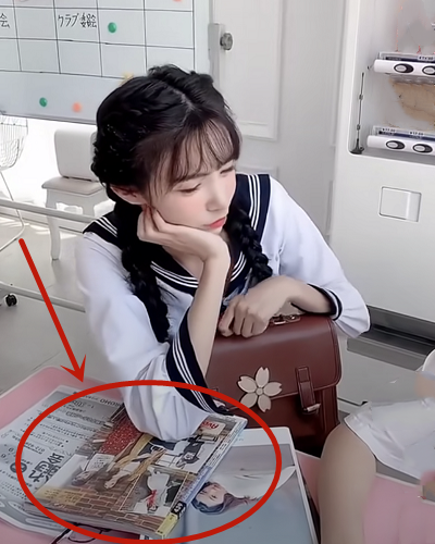 艾比穿上校服重返校园,桌子上的课本太吸睛,看着可不像好学生
