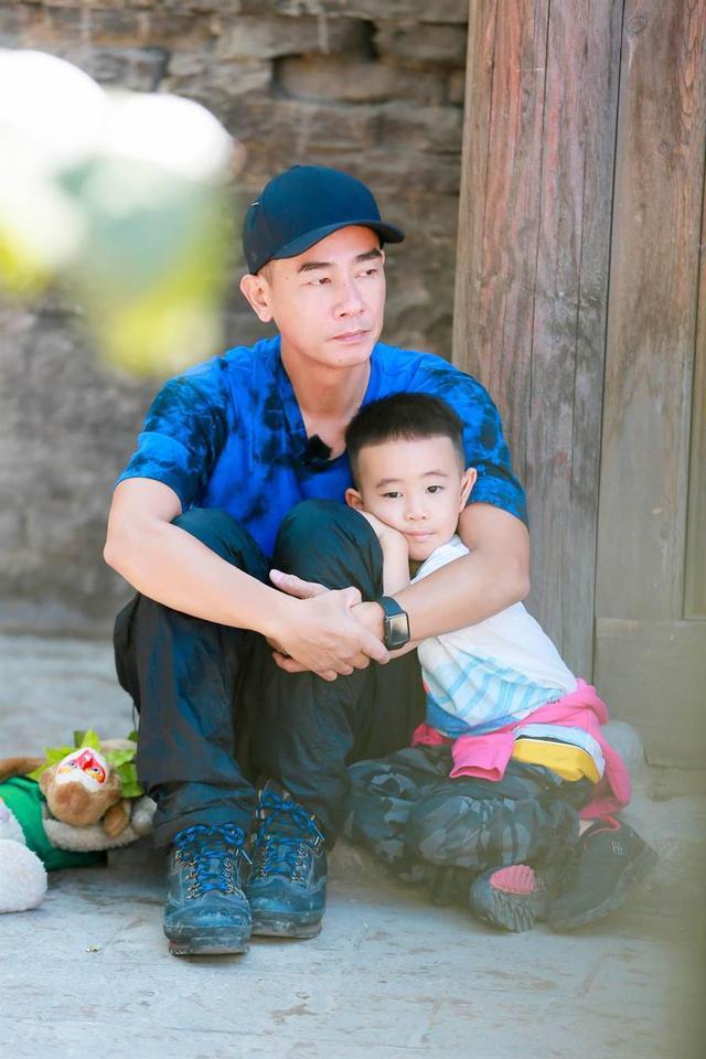 6月11日,据香港媒体报道,有网友偶遇了陈小春和jasper两父子外出,现身