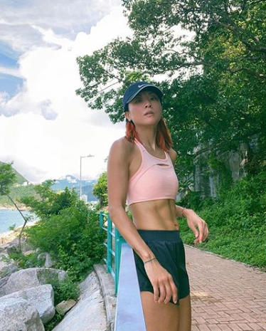 46岁徐濠萦连续跑步打卡,背部肌肉抢镜,素颜减龄看起来像17