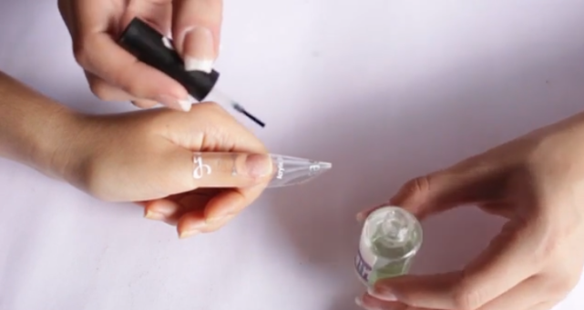 如何做浸粉美甲 角质层 美甲 指甲油 水晶甲