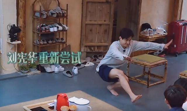 盘腿起身,然后潘粤明进行尝试,多次失败后周震南一脸尴尬于小彤一脸