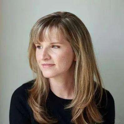 当塔拉告诉父亲的时候,父亲不仅没有斥责肖恩,还反过来对塔拉说:"你不