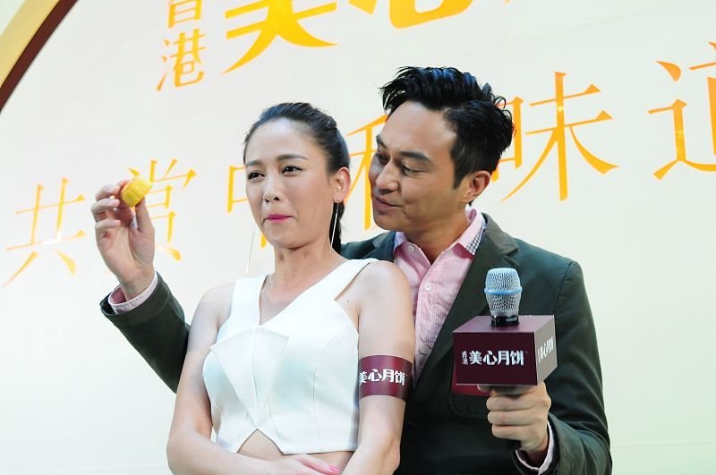 陈乔恩陈正飞出游照引热议被网友批评有男友还和男性友人勾手