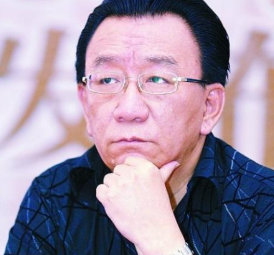 73岁侯耀华人老心不老穿花裤子戴大金表着急接商演吃相难看