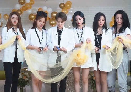 the9正式"营业",别人都在忙着剪彩,"双欣"却像剪蚊帐