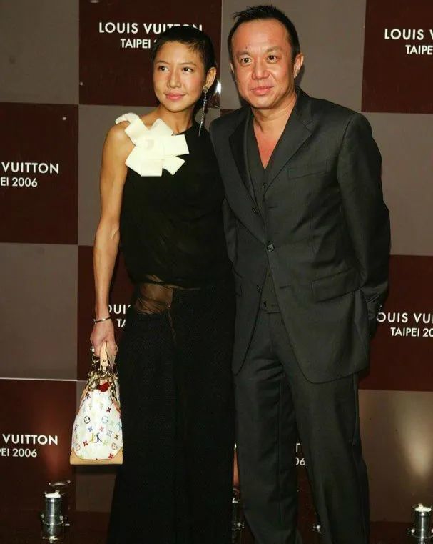 知名歌手被女友拖下水爆女友开餐厅欠百万不还还借了李泉21万