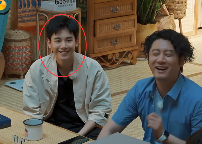 这一次胡先煦来了之后,我们发现黄磊全程都是开心的小脸,而且一进门就