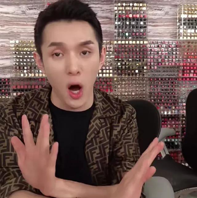 李佳琦耿直人设又翻车？吐槽大牌护肤，被扒曾卖张大奕自制洗面奶