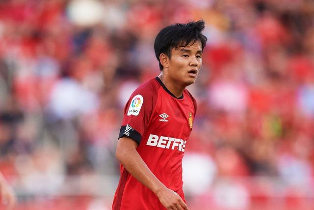 队友赞日本天才 能在皇马立足 训练中秀插花脚 小技术令人羡慕 腾讯新闻