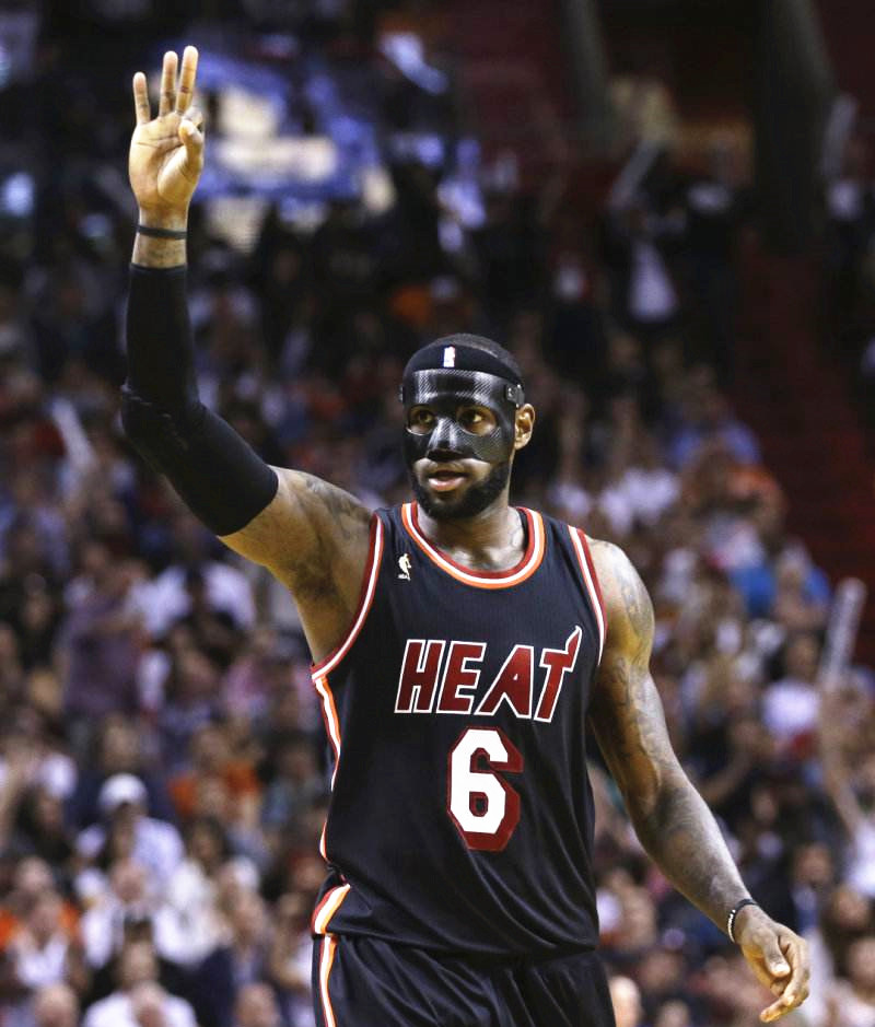 当年nba为什么要禁止詹姆斯佩戴黑色面具?