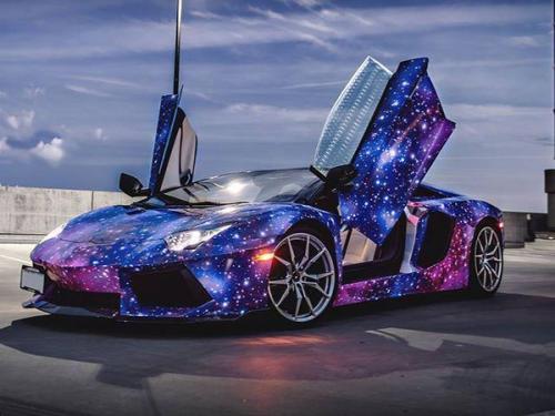 一台百万兰博基尼被切开做成沙发,轮胎做成茶几,没想到还挺帅