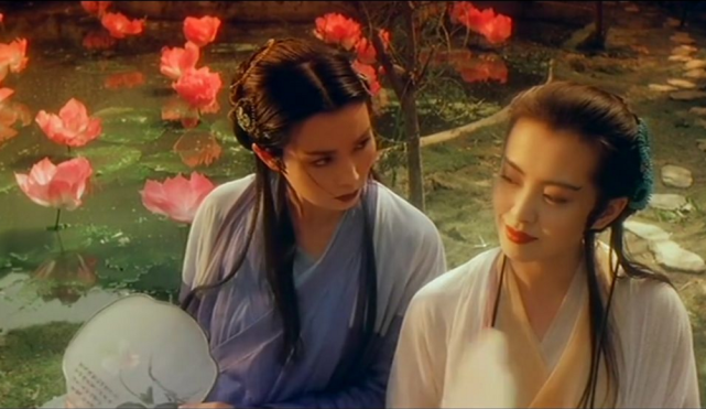《青蛇》的故事创作背景是当年红极一时的《白蛇传》,故事中的白娘子