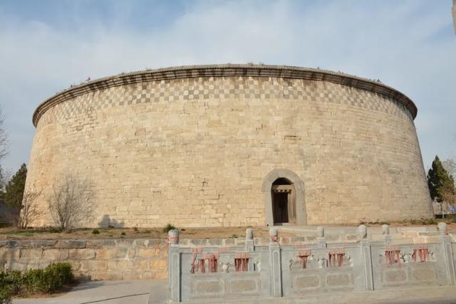 次妃墓的宝城和地宫较之潞王墓更为高大宽敞,宝顶高达10米,且周围有青