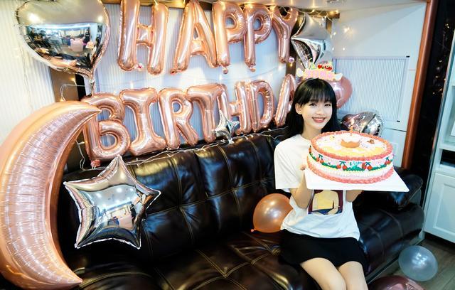 爱情事业双丰收孙怡登杂志小资封面白衣黑发造型率性十足