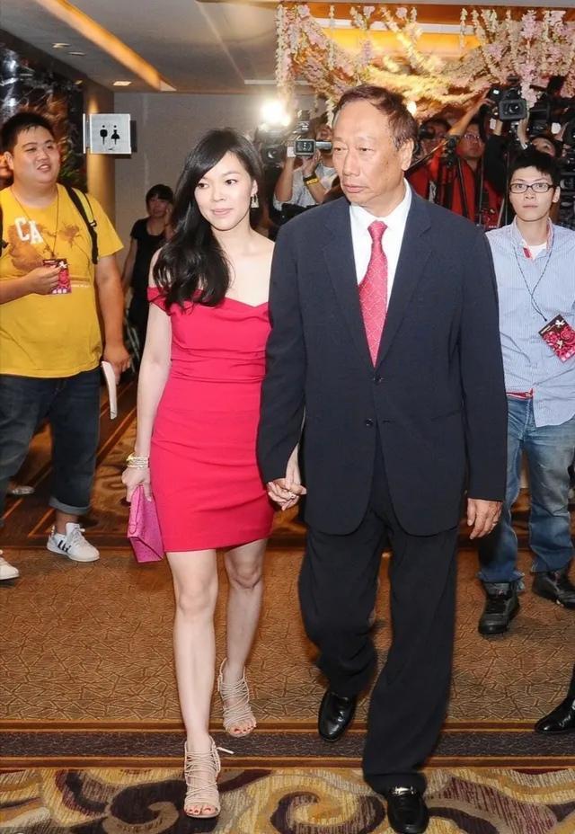 一袭粉色长裙婀娜多姿,身材哪像三娃妈