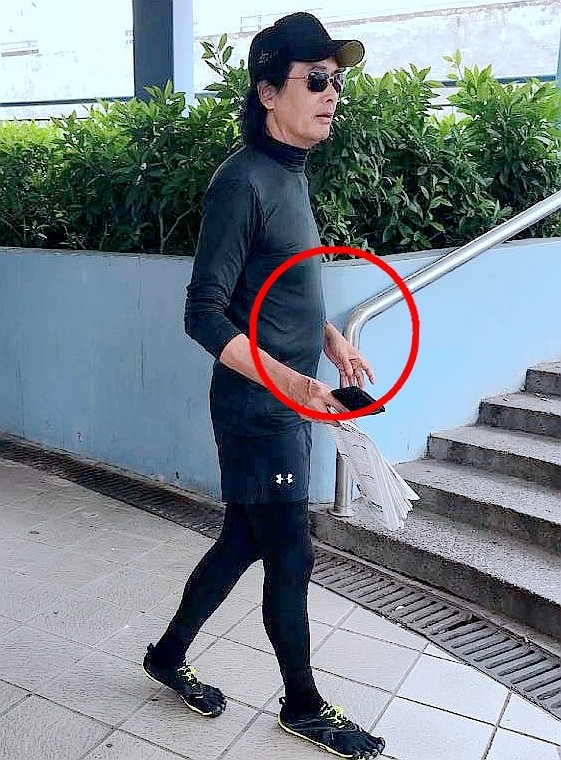 街头偶遇周润发,65岁发哥发福有小肚腩,脚上"五指鞋"亮了