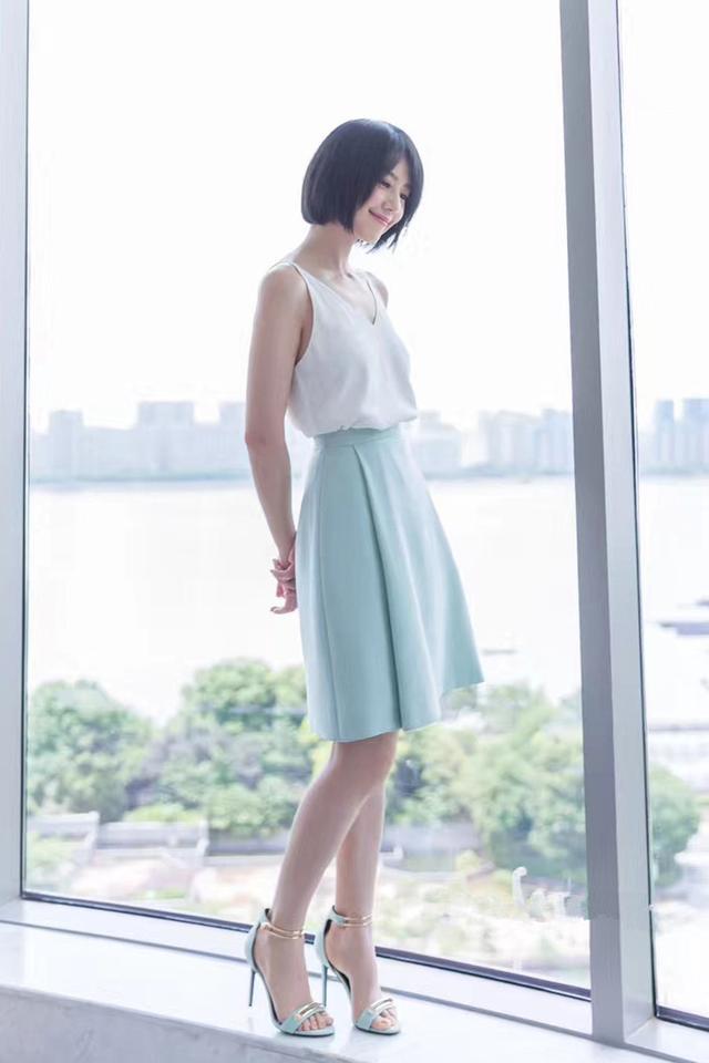 高圆圆当妈后更少女了黑色上衣配百褶裙基础款轻松穿出高级感