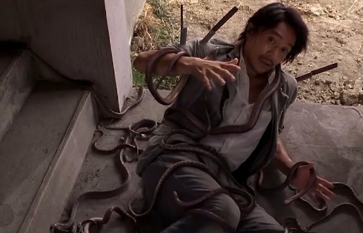 功夫:遇到眼镜蛇不要怕,看星爷如何应对!_腾讯新闻