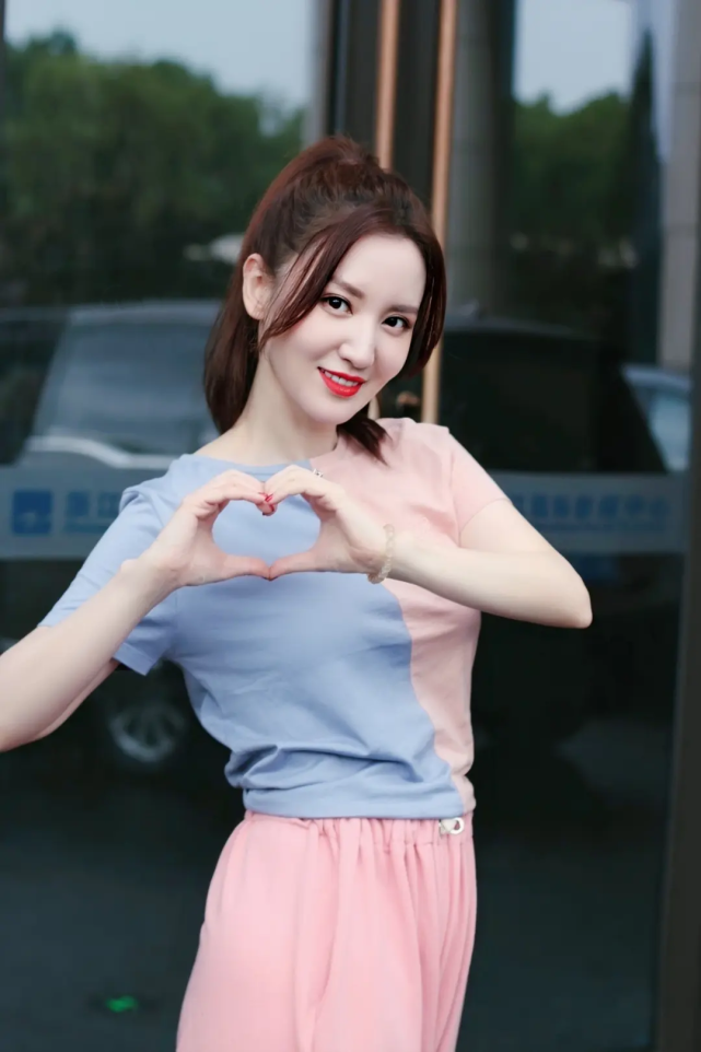 乘风破浪的姐姐张萌跳舞比心超甜美