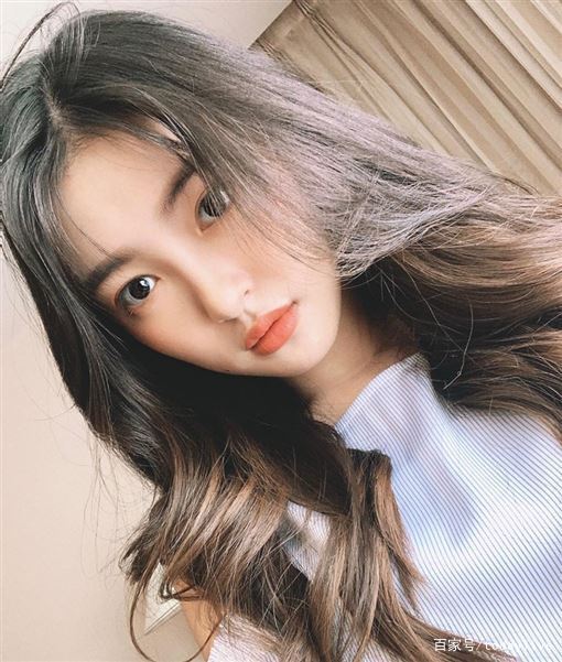 王中平和余皓然的17岁女儿韩菲,近来被妈妈分享五张仙气照,引起网友