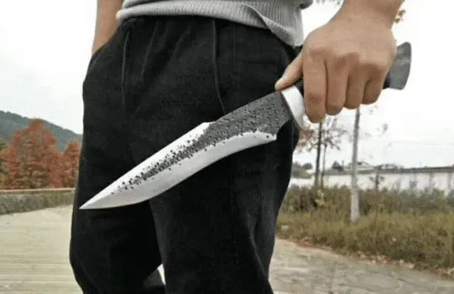 首先有一点要强调的是,所谓的正握匕首并不是正手握着匕首,反握匕首也