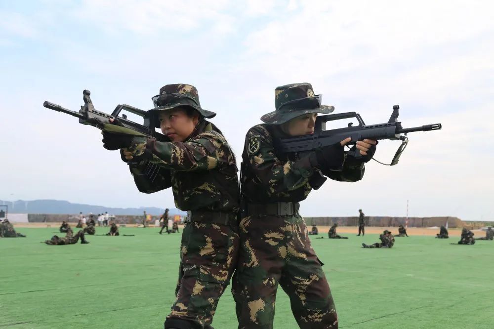 当她们穿上了特战迷彩帅气的擎枪,干脆的反身卧倒是最威武酷帅的枪操