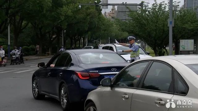 市交警支队直属二大队嘉北中队中队长吴惠良说"原先的进口都是两车道