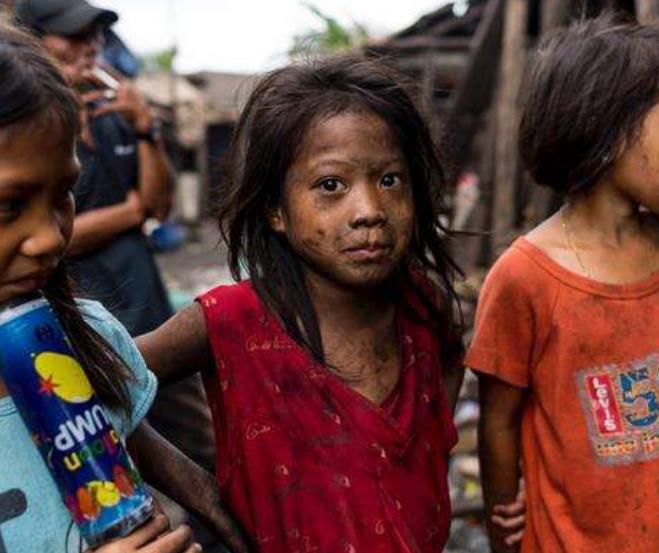 菲律宾贫民窟的生活饿了就吃垃圾残渣越穷越生是常态