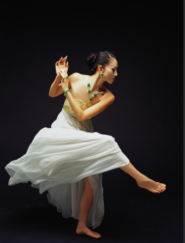 刘淳晴之后还是把杨丽萍当做亲近的人,常常在她困难的时候给予帮助.