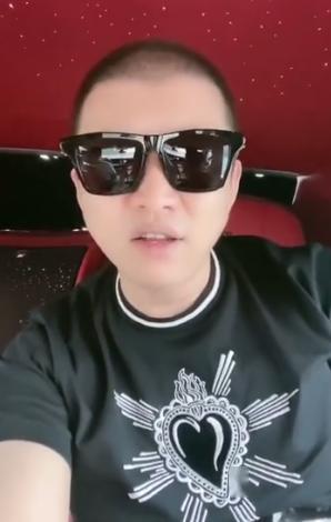 20出头的刘二狗成人生赢家,住别墅和美女夜夜笙歌