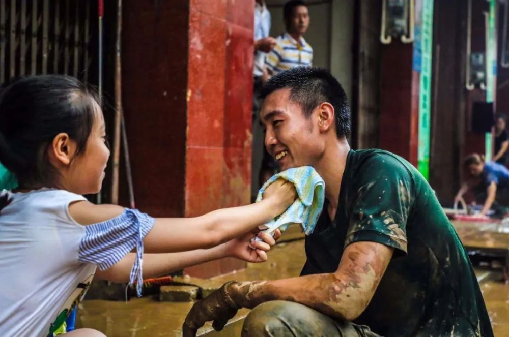 洪灾中,这些感人瞬间直击人心!_腾讯新闻