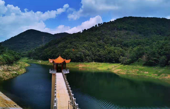 东方山水库蓝天白云相伴生,青山绿水成一色大冶湖近年来,为了水清岸绿